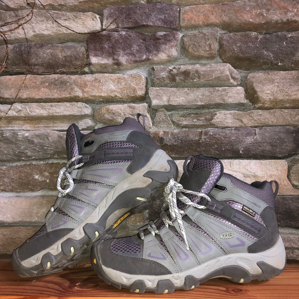 Woman’s 8 Keen hiking boots